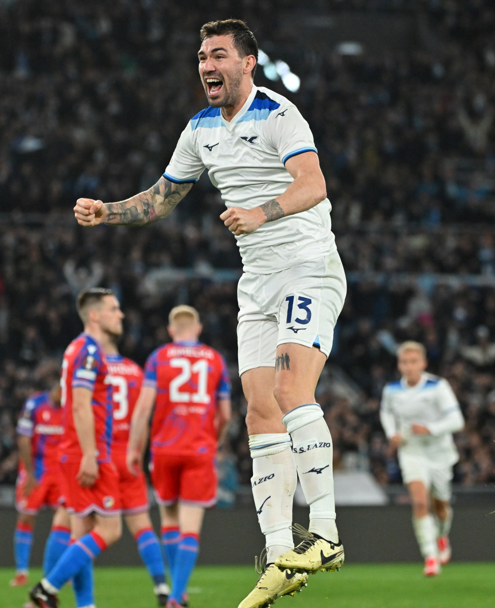 拉齐奥胜利后球队愉悦庆祝,团结一致 拉齐奥胜利后球队愉悦庆祝,团结一致