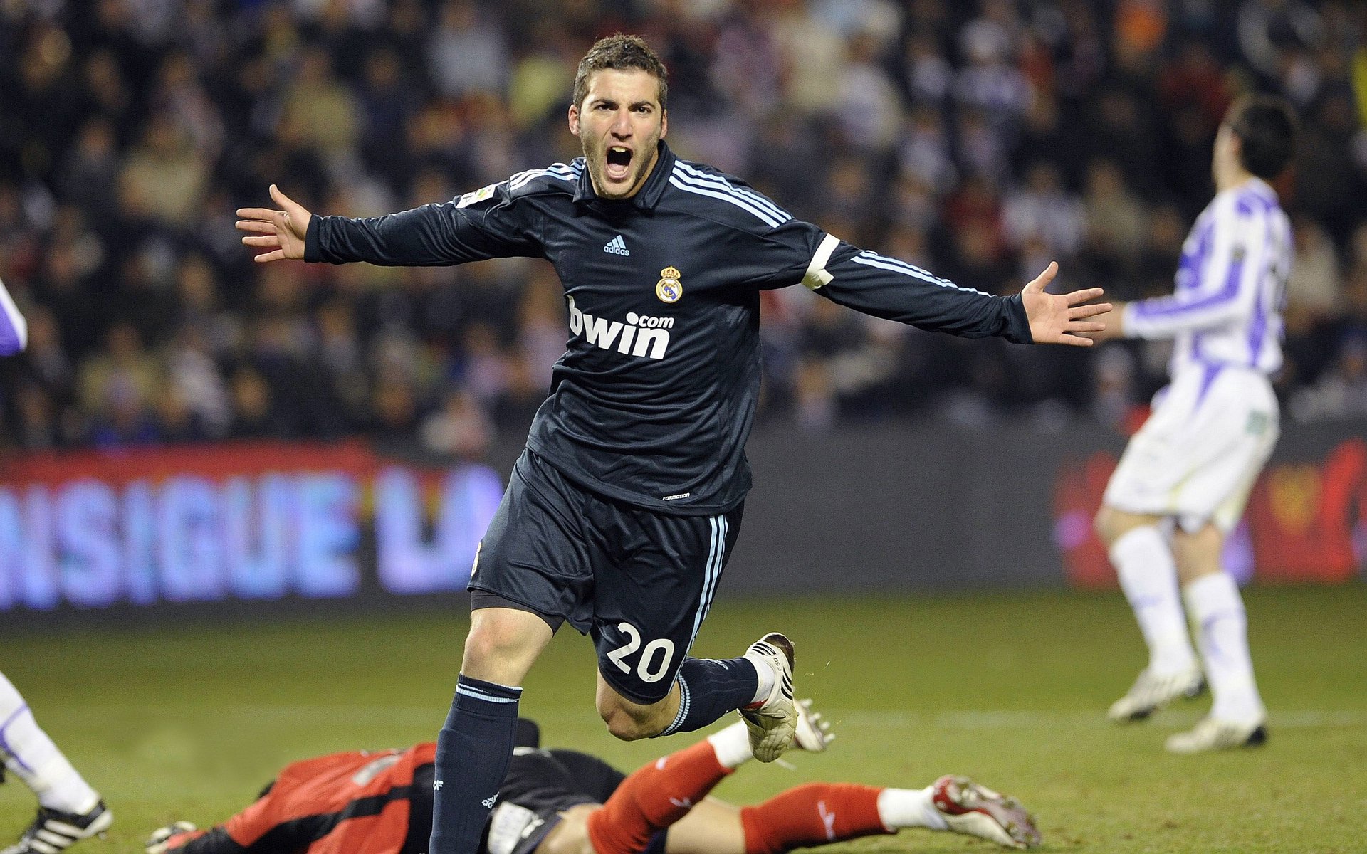 穆勒赛后评分拉满，勒沃库森险胜墨西哥背后的战术博弈与偶然性